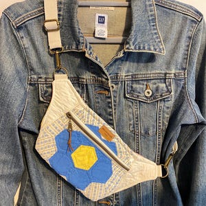 One Upcycled Vintage Quilt Hip Pack, Fanny Pack, Bum Bag, Crossbody Bag, Purse, Pouch, Adjustable Strap, One of a Kind