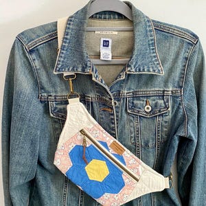 One Upcycled Vintage Quilt Hip Pack, Fanny Pack, Bum Bag, Crossbody Bag, Purse, Pouch, Adjustable Strap, One of a Kind