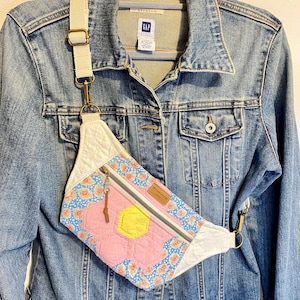 One Upcycled Vintage Quilt Hip Pack, Fanny Pack, Bum Bag, Crossbody Bag, Purse, Pouch, Adjustable Strap, One of a Kind