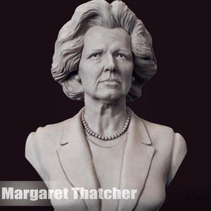 Könnte beinhalten: Eine weiße Büste der ehemaligen britischen Premierministerin Margaret Thatcher. Die Skulptur zeigt sie in einem Sakko mit einer Perlenkette. Die Büste steht vor einem dunklen Hintergrund.