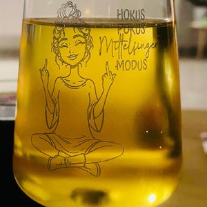 Weinglas mit Gravur „Hokus Pokus Mittelfinger Modus“ – Lustiges Geschenk für Frauen, Humor Glas, personalisiert optional