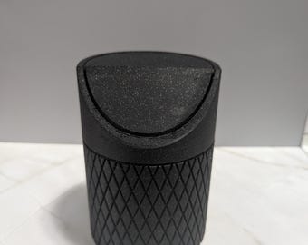 Mini-bureauprullenbak met klep: 3D-geprinte vuilnisbak op tafel voor kantoor, ijdelheid of gaming-opstelling Mini-afvalbak voor bureau