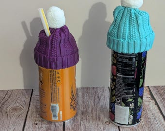 Funda para lata con forma de gorro impresa en 3D / Gorro de invierno / Funda divertida para lata de refrescos y cerveza / Accesorio único para vasos impreso en 3D