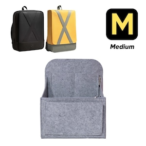 Könnte beinhalten: Ein schwarzer Rucksack mit X-förmigem Riemendesign und ein gelber Rucksack mit X-förmigem Riemendesign. Ein grauer Filz-Organizer mit Taschen und das Wort "Medium" neben einem gelben "M"-Symbol.
