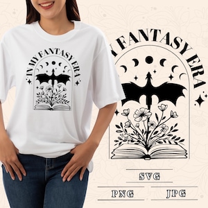 Nella mia era fantasy SVG PNG JPG / Design per lettore di libri fantasy per sublimazione / Regalo per amanti dei libri / Design per club del libro / Silhouette Dragon Svg