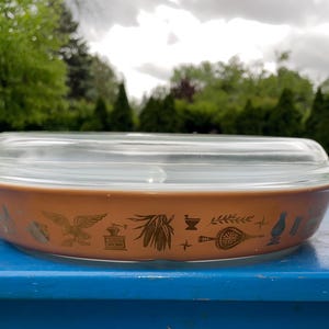 PYREX &quot;Early American&quot; Casserole Dish – 1.5 Qt with Glass Lid – 1960s Mid-Century Kitchenware