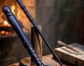 Bacchetta magica da mago, realizzata a mano in legno di faggio tinto di marrone.