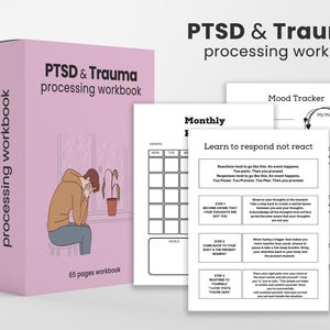 Può includere: Un quaderno rosa e bianco intitolato "PTSD & Trauma processing workbook" con un disegno di una persona seduta con la testa tra le mani. Il quaderno include un tracker dell'umore, un calendario mensile e una sezione intitolata "Impara a rispondere, non a reagire".