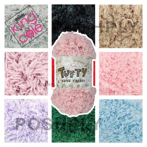 Puede incluir: Un collage de ovillos de lana súper gruesa y colorida. El ovillo central está etiquetado como "Tufty" y está rodeado de muestras en tonos grises, negros, beige, rosa, morado, verde y azul. La lana tiene un aspecto esponjoso y texturizado.