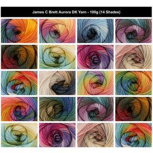 Könnte beinhalten: Eine Sammlung von sechzehn Garnknäueln James C Brett Aurora DK, die jeweils 100g wiegen. Das Garn zeigt eine Vielzahl von bunten Farbpaletten, darunter Verläufe in Orange, Gelb, Blau, Lila, Grün, Pink sowie neutrale Erdtöne.