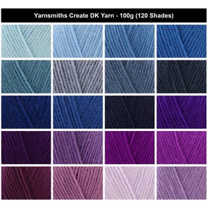 Puede incluir: Una cuadrícula de veinte cuadrados en primer plano que muestran el hilo Yarnsmiths Create DK en varios tonos azules y morados. Cada cuadrado muestra la textura de las hebras de hilo de 100g. El texto superior dice: Yarnsmiths Create DK Yarn - 100g (120 Shades).
