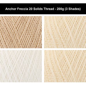 以下が含まれることがあります： Anchor Freccia 20 Solids Thread - 200g (3 Shades) は、ベージュ、クリーム、オフホワイトなどの様々なニュートラルカラーのコットン糸スプールのクローズアップ画像4枚で構成されており、糸の繊維の細かくねじれた質感がはっきりと確認できます。