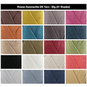 Peut inclure: Une grille de 20 échantillons en gros plan de fil Rowan Summerlite DK, pesant chacun 50g. La collection présente 41 nuances dans diverses couleurs, notamment le marron, le jaune, le gris, le rose, l'orange, le bleu sarcelle, le beige et le rouge.