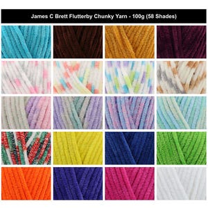 Op de afbeelding: Een raster van twintig stalen van James C Brett Flutterby chunky garen, elk met een gewicht van 100g. De collectie toont een verscheidenheid aan effen kleuren, waaronder blauw, bruin, goud, paars, geel, groen, oranje en wit, naast diverse meerkleurige patronen.