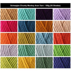 Op de afbeelding: Een raster van twintig close-up stalen van Scheepjes Chunky Monkey Aran garen, elk met een gewicht van 100g. De afbeelding toont een verscheidenheid aan effen kleuren, waaronder bruin, turquoise, paars, lavendel, roze, blauw, mosterd, beige en groen.