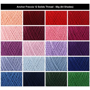 Peut inclure: Une grille de vingt carrés individuels présentant du fil Anchor Freccia 12 Solids dans diverses couleurs. Chaque carré montre une pelote de 50g de fil avec une teinte unie distincte, allant du pêche clair et rouge au violet, bleu et vert.