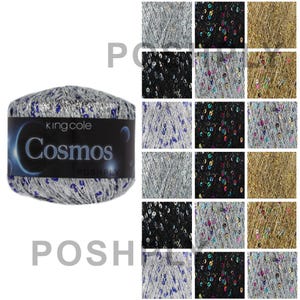 以下が含まれることがあります： シルバーとブルーの King Cole Cosmos Poshply の毛糸玉。ラベルには「Cosmos」の文字が記載されています。画像には、シルバー、ブラック、ゴールドなど、さまざまな色の小さな糸の見本も表示されています。編み物や編み物プロジェクトに最適です。