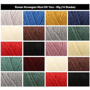 Peut inclure: Fil Rowan Norwegian Wool DK - 50g (14 nuances) présenté dans une grille de vingt carrés en gros plan montrant diverses couleurs de fil dont crème, bleu, jaune, marine, marron, gris, vert, rouge, noir et vieux rose avec une texture torsadée.
