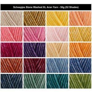 Peut inclure: Une grille de vingt échantillons en gros plan de fil Scheepjes Stone Washed XL Aran, pesant chacun 50g. La collection présente une variété de couleurs unies et chinées, notamment des tons beige, jaune, rose, rouge, violet, orange, bleu, vert et marron.