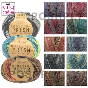 Könnte beinhalten: Eine Auswahl an Homespun Prism Doppelstrickgarnknäueln in verschiedenen Farben. Die Garnknäuel sind mit dem Markennamen "King Cole" versehen. Die Farbvariationen umfassen Grautöne, Blau, Grün und Braun. Das Garn eignet sich für Strickprojekte.