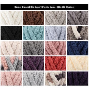 Pode incluir: Bernat Blanket Big Super Chunky Yarn - 300g (37 Shades) exibido numa grelha de vinte quadrados individuais. Cada quadrado apresenta uma vista aproximada de uma cor ou padrão diferente de fio de chenille espesso, macio e texturizado.