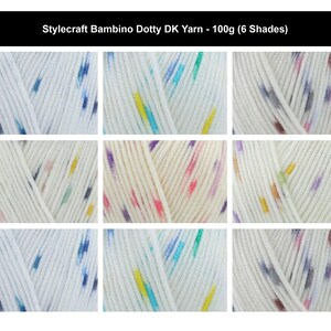 以下が含まれることがあります： Stylecraft Bambino Dotty DK Yarn - 100g (6 Shades) を9つのパネルのグリッドで表示。糸は白地で、青、黄、ピンク、紫、緑、オレンジの色合いの小さなマルチカラーの斑点が繊維全体に散りばめられています。