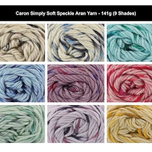 Può includere: Una griglia di nove gomitoli di filato Caron Simply Soft Speckle Aran, ciascuno del peso di 141g. Il filato presenta varie combinazioni di colori tra cui beige, blu, verde, viola, rosa e giallo, tutti con distinti motivi maculati.