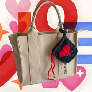 Handgemachtes gehäkeltes Mini Täschchen - quadratische Geldbörse - schicker Taschenanhänger - kleine gehäkelte Geldbörse - Geschenk für Sie - kleiner gehäkelter Taschenanhänger