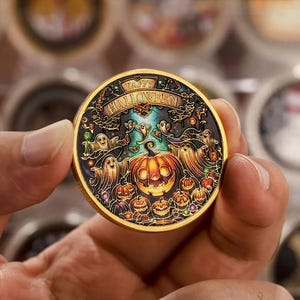 Halloween Pumpkin & Ghost Collectible Coin – Double-Sided Witches, Jack-O’-Lanterns, Haunted Night Scene, Spooky Souvenir Gift