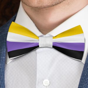 Gravata borboleta com a bandeira não binária - estilo borboleta em cetim, feita à mão