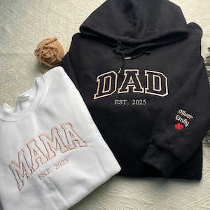 Personalized Mama & Dad Embroidered Sweatshirt, Custom Embroidery Sweatshirt, Matching New Mom and Dad Outfit Gift, Mother day, Father&#39;s Day