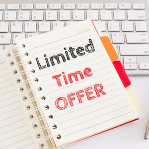 K&ouml;nnte beinhalten: Ein wei&szlig;es Notizbuch mit Spiralbindung, auf dem die Worte "Limited Time Offer" in rot und schwarz geschrieben stehen. Das Notizbuch liegt auf einer wei&szlig;en Tastatur.