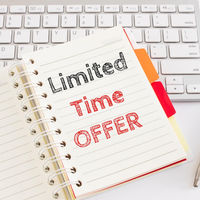 K&ouml;nnte beinhalten: Ein wei&szlig;es Notizbuch mit Spiralbindung, auf dem die Worte "Limited Time Offer" in rot und schwarz geschrieben stehen. Das Notizbuch liegt auf einer wei&szlig;en Tastatur.