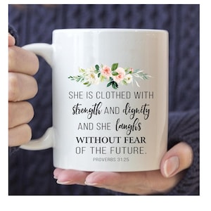 Tazas cristianas, Ella está revestida de fuerza y dignidad, Tazas con versículos bíblicos, Taza de Proverbios 31:25, Regalos para pastor, Taza de Jesús