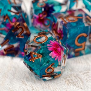 Juego de dados Enchanted Bloom / Dados DnD con borde afilado botánico / Dados de resina artesanales con flores y números dorados para Dungeons & Dragons RPG