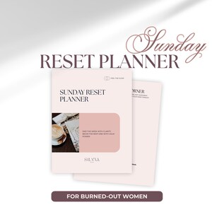 Op de afbeelding: Een lichtroze "Sunday Reset Planner" met de tekst "Sunday Reset Planner" en "For Burned-Out Women". De planner heeft een foto van een kopje koffie en een tijdschrift. De tekst "End the week with clarity, begin the next one with calm power" is ook zichtbaar.
