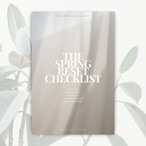 Puede incluir: Una portada de libro beige y blanca con el texto "THE SPRING RESET CHECKLIST" en negrita, en blanco. El texto "A gentle structure for ambitious women ready to bloom inwardly." está en blanco, en un tamaño más pequeño. El texto "BY SILVIA GLOW" está en la parte inferior de la portada.