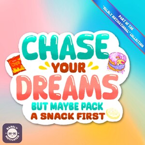 Insegui i tuoi sogni... Ma forse prima prepara uno spuntino Adesivo - Adesivo motivazionale divertente, umorismo sulla procrastinazione, adesivo carino per laptop e planner