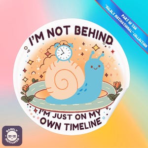 Sticker "Je ne suis pas en retard, je suis seul" - Sticker productivité amusant, humour sur le sujet, motivation sarcastique pour agendas et ordinateurs portables
