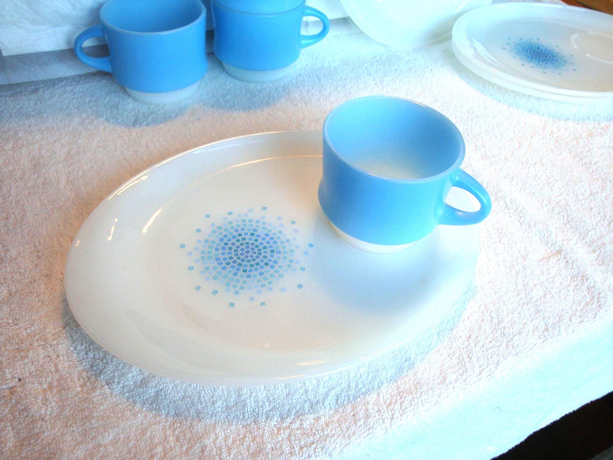 Fire-King サファイアブルーカスタードカップ6個＆メタルラックセット Fire King Mosaic Snack Set: Vintage 4 Blue Cups & White Plates