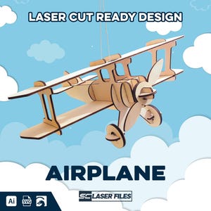 Puede incluir: Maqueta de avión de madera, con diseño de biplano, suspendida contra un fondo de cielo azul con nubes blancas. Se muestra el texto "LASER CUT READY DESIGN" y "AIRPLANE". El modelo presenta una hélice y alas detalladas.