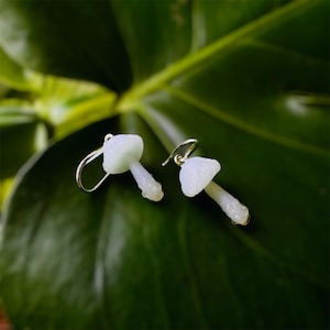 Pendientes de setas blancas en plata de ley / Pendientes de plantas de inspiración natural / Pendientes de hongos / Regalo hecho a mano / Pendientes bohemios con estilo