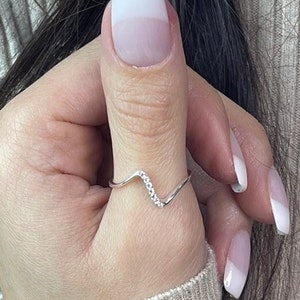 Diagonale CZ-sterlingring voor vrouwen, 925 zilveren stapelring, minimalistische ring, sierlijke ring, cadeau voor vriendin, trendy ring, leuke ring