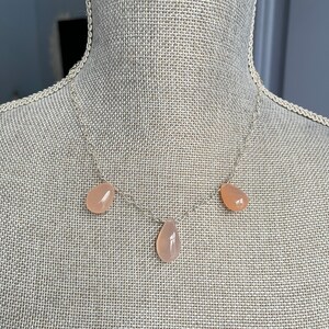 Collar boutique único en su tipo con piedras preciosas de cuarzo rosa 925