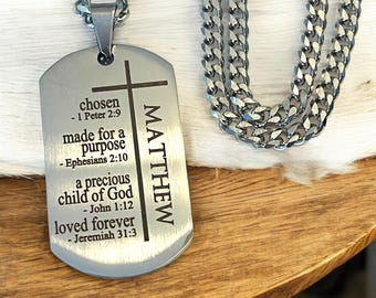 Puede incluir: Collar con placa de identificación de plata con una cruz y un texto inspirador, incluyendo el nombre "MATTHEW". El texto dice "chosen - 1 Peter 2:9 made for a purpose - Ephesians 2:10 a precious child of God - John 1:12 loved forever - Jeremiah 31:3"