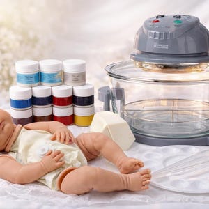 Puede incluir: Un juego de tres tazas de cerámica con un acabado mate moteado. Las tazas son en tonos crema, gris claro y gris oscuro. Cada taza tiene un diseño simple y minimalista y un asa redondeada. Para café o té.