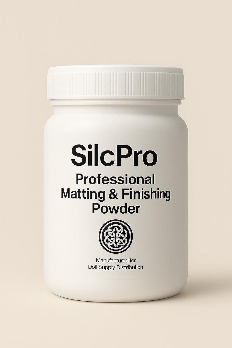 Puede incluir: Un bote de pl&aacute;stico blanco de SilcPro Professional Matting & Finishing Powder. El nombre del producto y la descripci&oacute;n est&aacute;n impresos en negro. Tambi&eacute;n se ve un logotipo circular y el texto "Manufactured for Doll Supply Distribution".