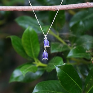 Collar con colgante de flor de campanilla azul