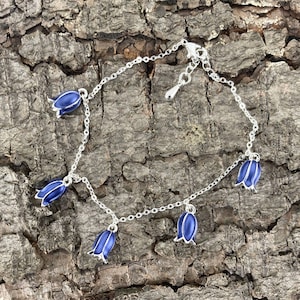 Pulsera con dije de flor de campanilla azul