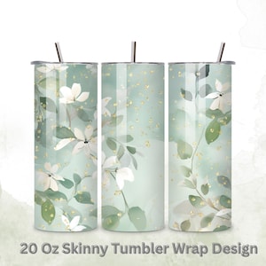 Op de afbeelding: Drie slanke tumblers van 20 ounce met een bloemenontwerp. De tumblers zijn wit met groene bladeren en witte bloemen. De achtergrond is lichtblauw met gouden glitter.